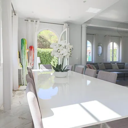 Sous Bois Charming With Outdoor Area & Jacuzzi At 200m From Beaches Of Juan ホテル 4*