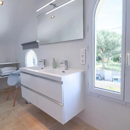 Sous Bois Charming With Outdoor Area & Jacuzzi At 200m From Beaches Of Juan アンティーブ