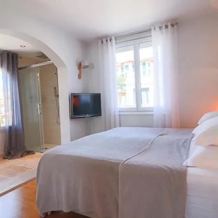 Sous Bois Charming With Outdoor Area & Jacuzzi At 200m From Beaches Of Juan ホテル