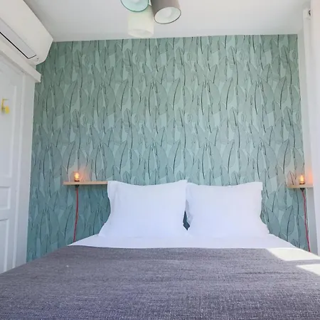 ホテル Sous Bois Charming With Outdoor Area & Jacuzzi At 200m From Beaches Of Juan 4*