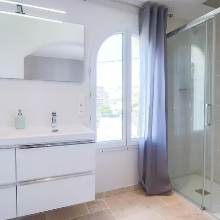 Sous Bois Charming With Outdoor Area & Jacuzzi At 200m From Beaches Of Juan アンティーブ