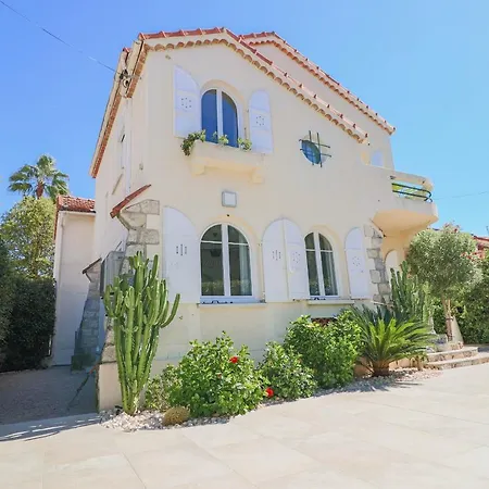 Sous Bois Charming With Outdoor Area & Jacuzzi At 200m From Beaches Of Juan فندق