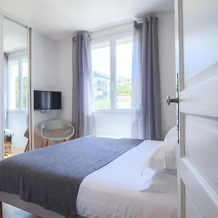 Sous Bois Charming With Outdoor Area & Jacuzzi At 200m From Beaches Of Juan فندق